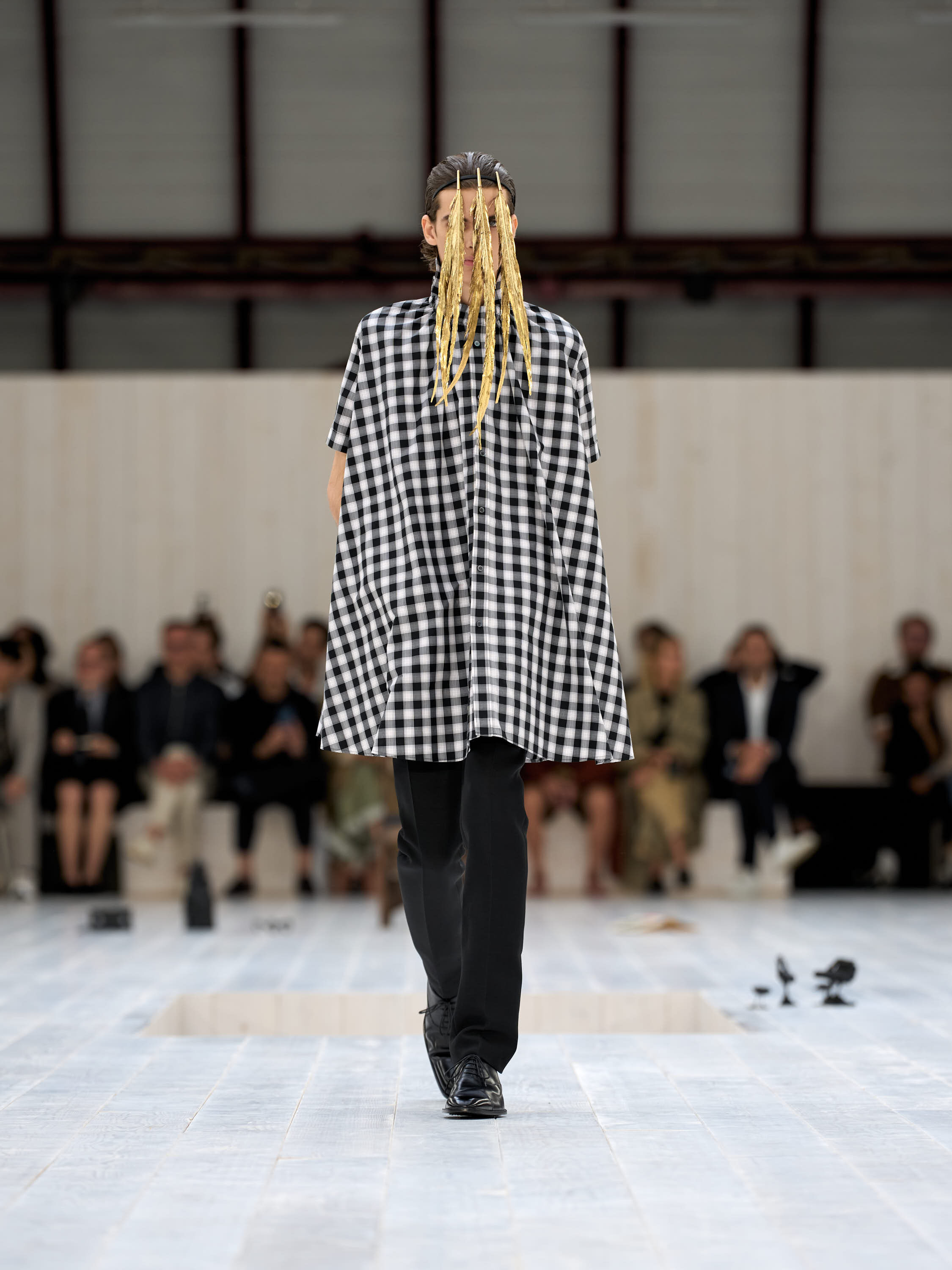 LOEWE_SS25_MW_SHOW_RUNWAY_LOOK